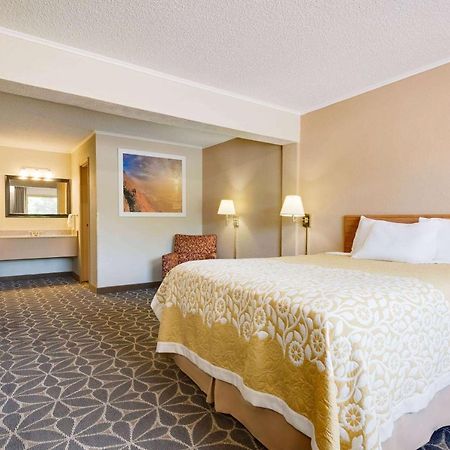 Days Inn By Wyndham Fairmont Buitenkant foto