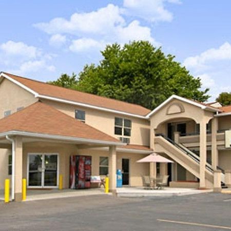 Days Inn By Wyndham Fairmont Buitenkant foto