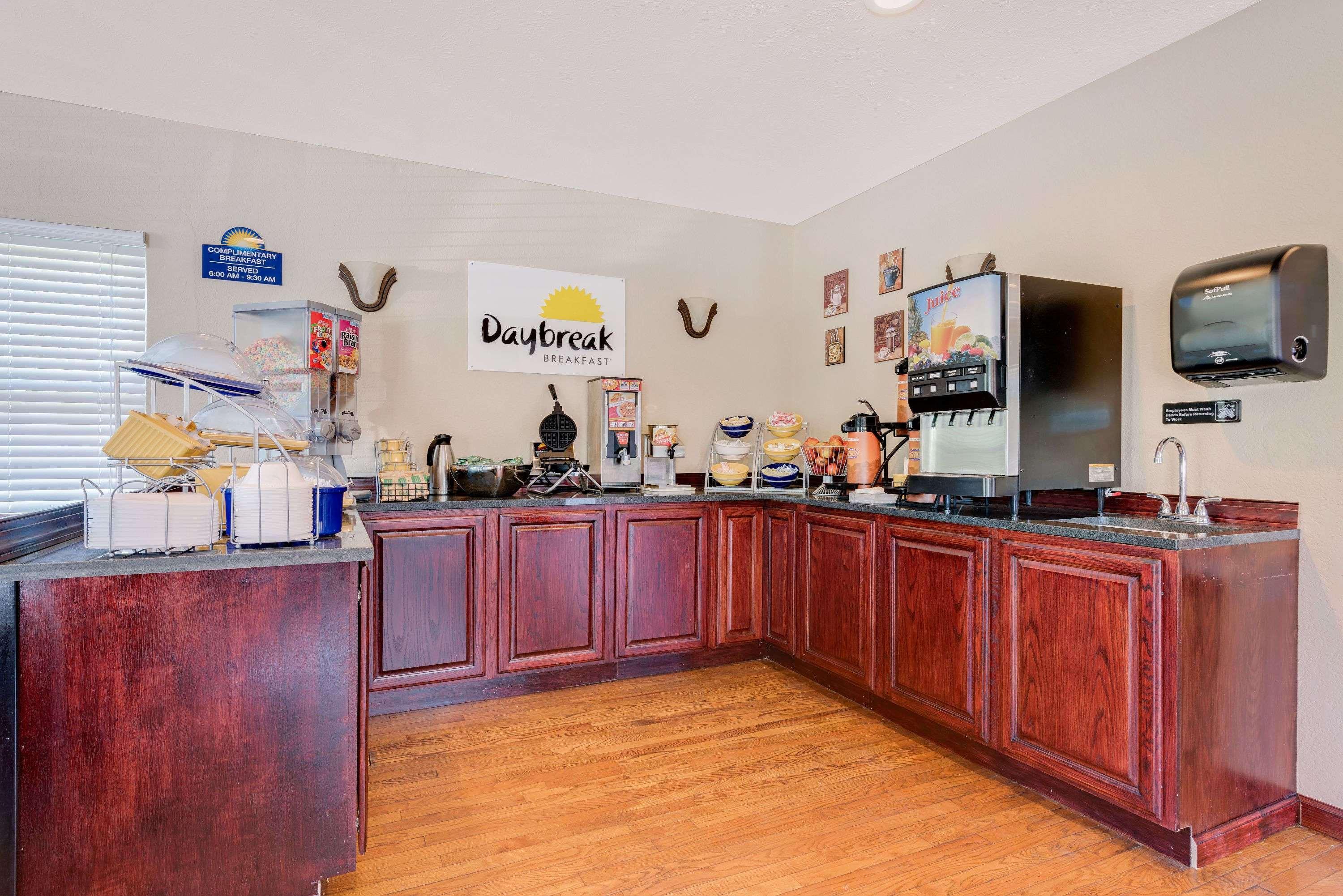 Days Inn By Wyndham Fairmont Buitenkant foto