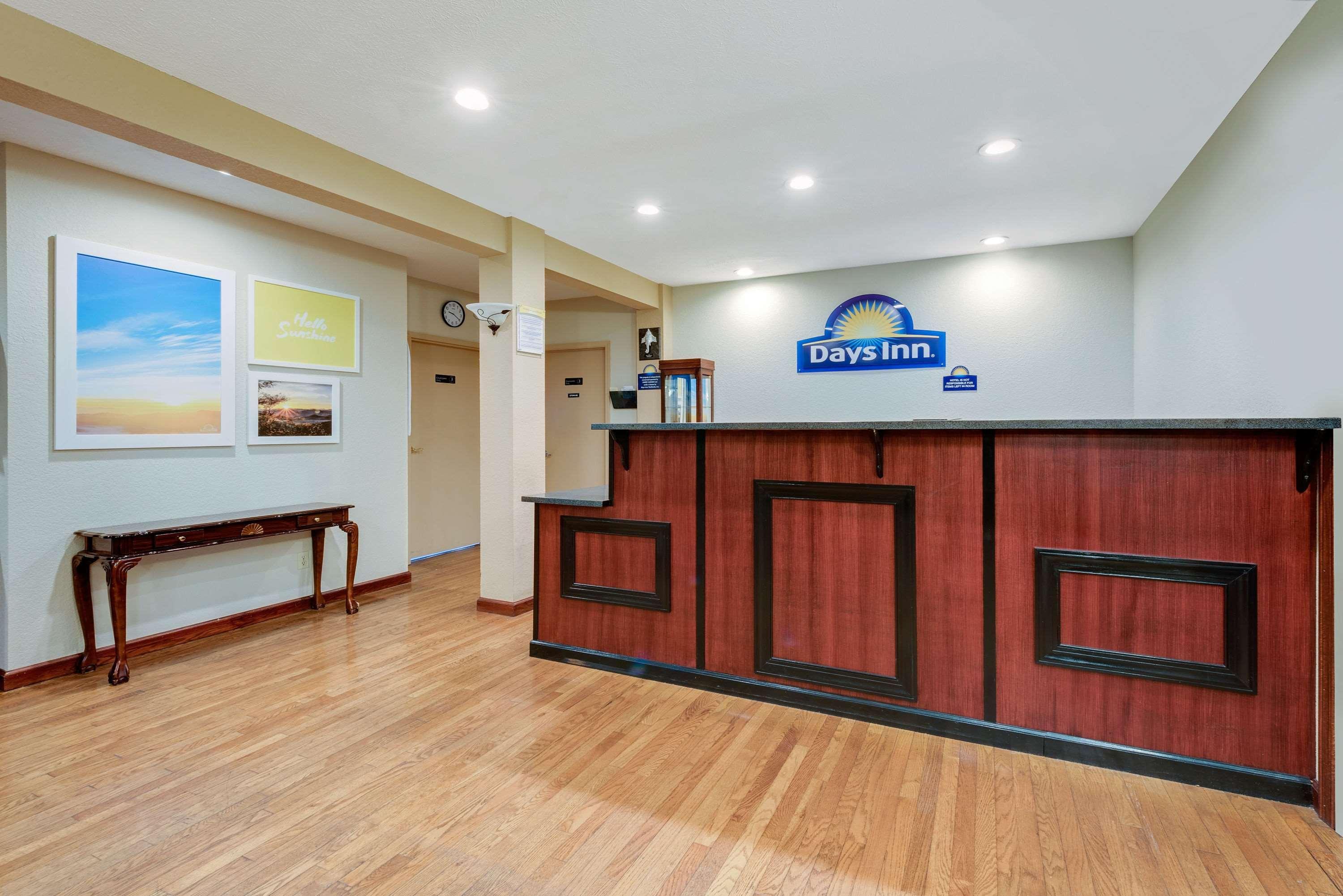 Days Inn By Wyndham Fairmont Buitenkant foto