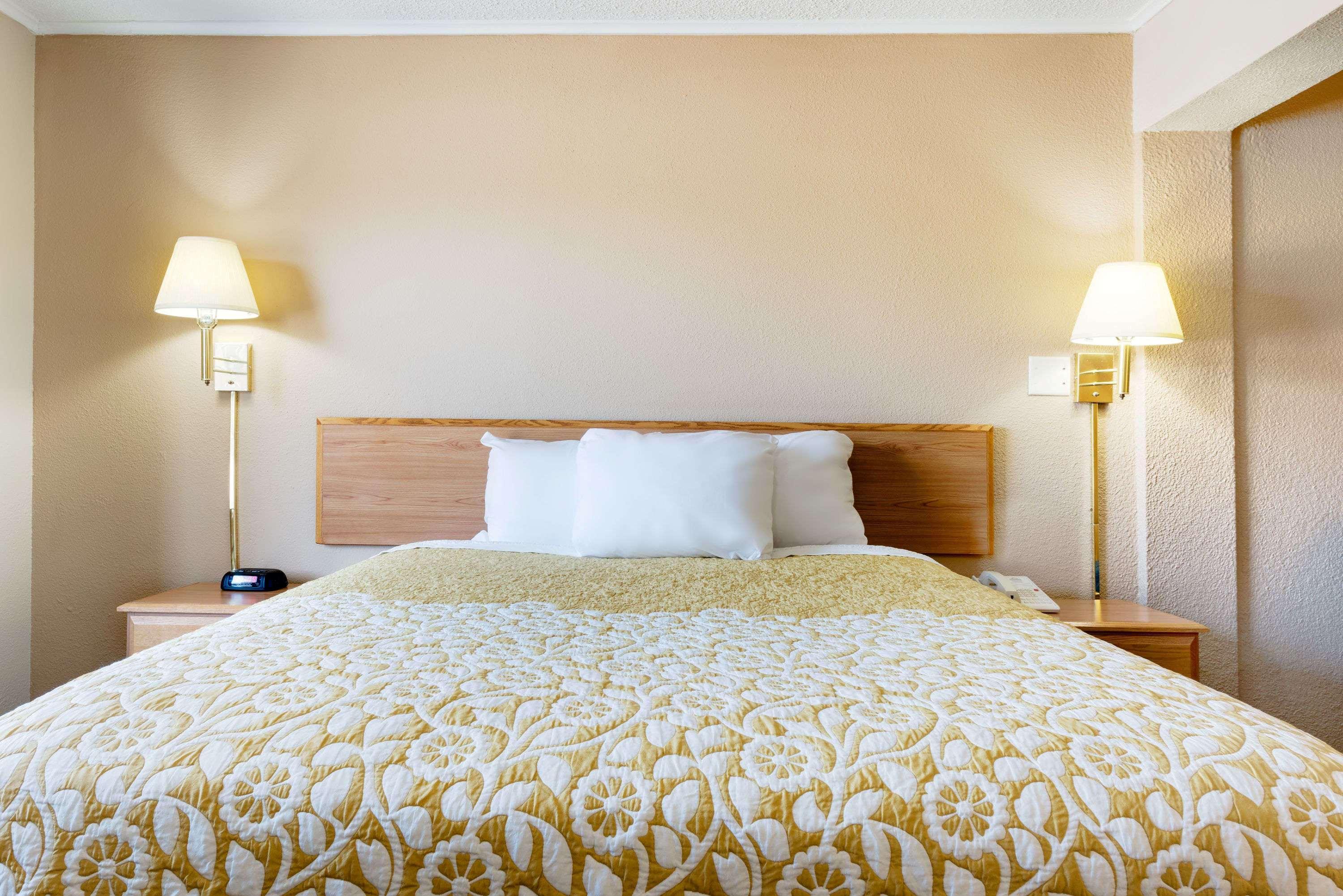 Days Inn By Wyndham Fairmont Buitenkant foto