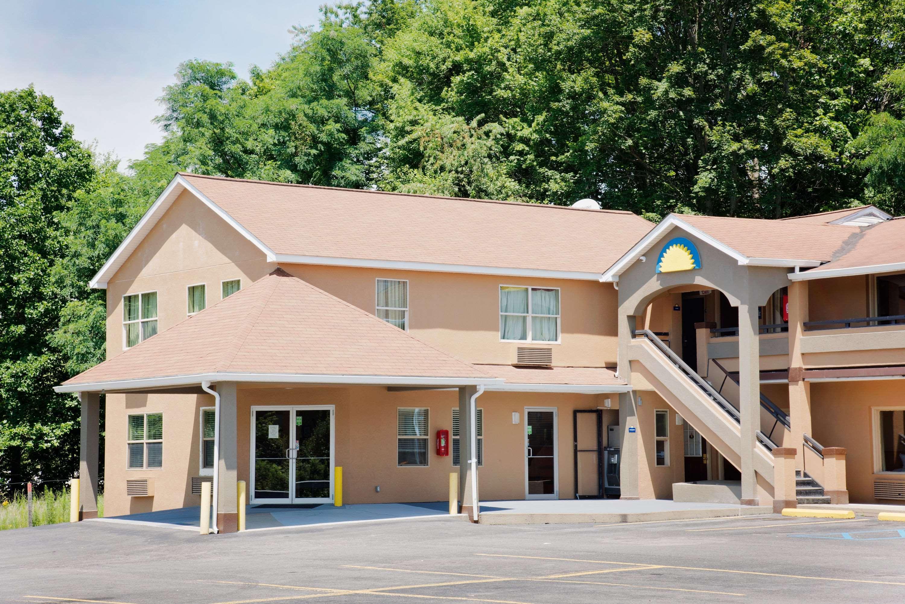Days Inn By Wyndham Fairmont Buitenkant foto