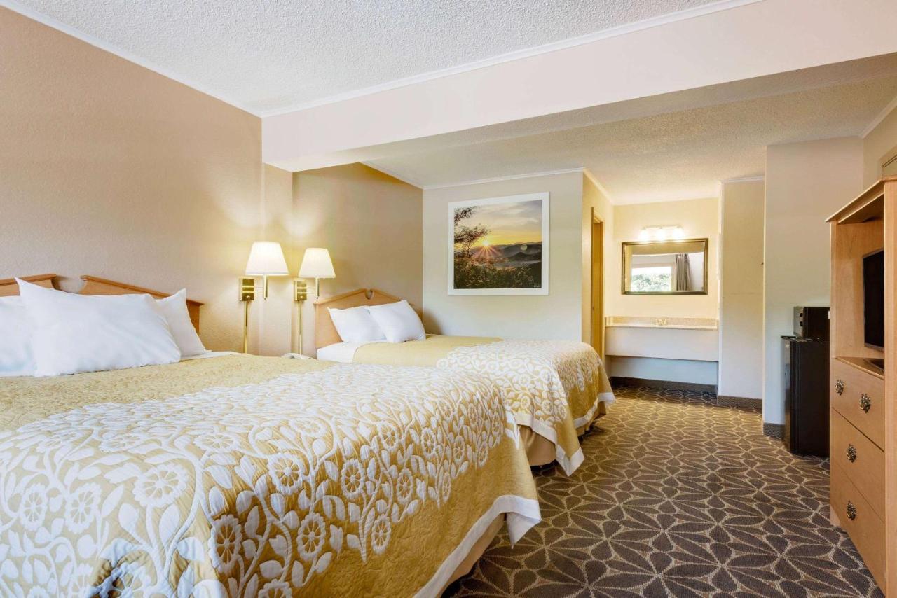Days Inn By Wyndham Fairmont Buitenkant foto