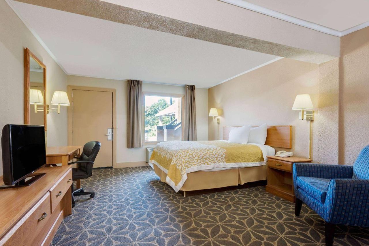 Days Inn By Wyndham Fairmont Buitenkant foto