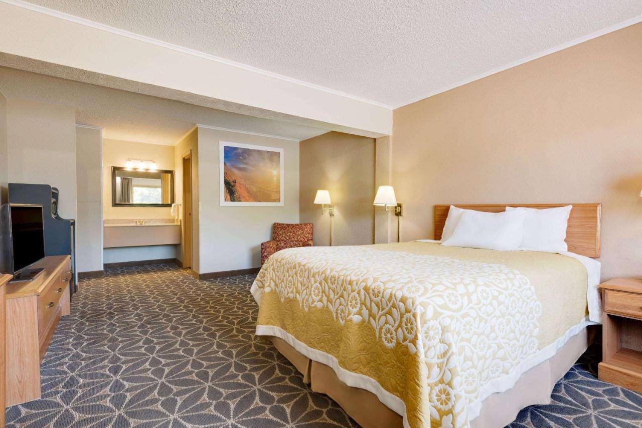 Days Inn By Wyndham Fairmont Buitenkant foto