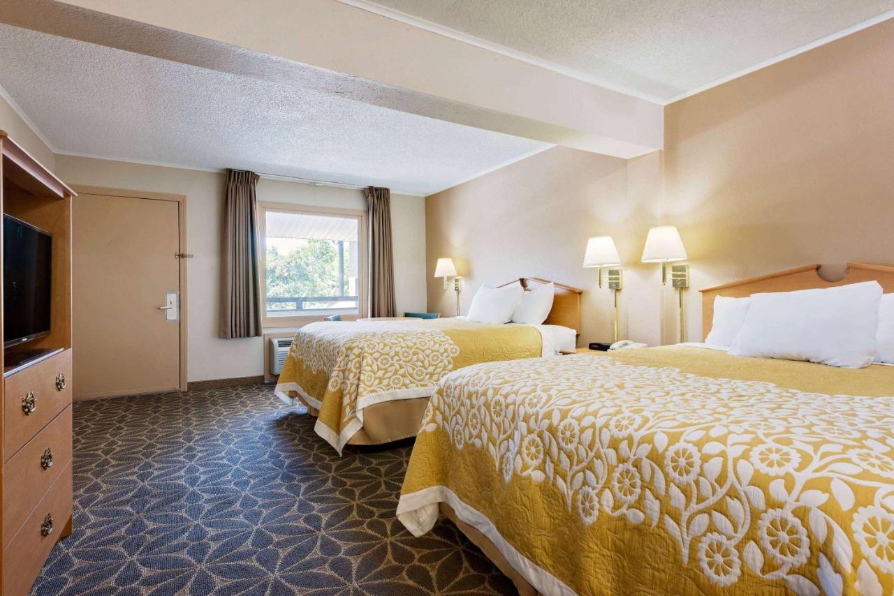 Days Inn By Wyndham Fairmont Buitenkant foto