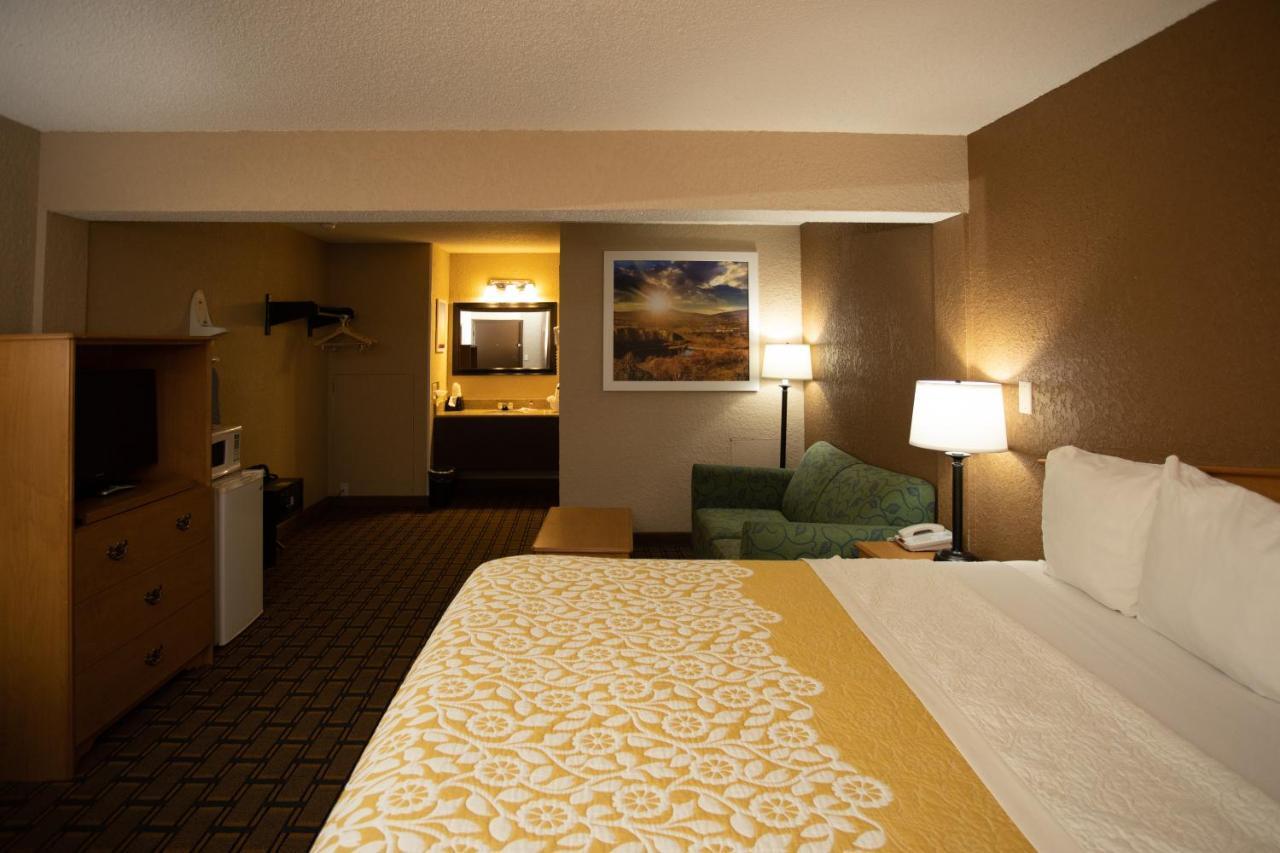 Days Inn By Wyndham Fairmont Buitenkant foto