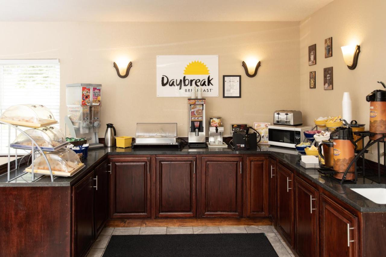 Days Inn By Wyndham Fairmont Buitenkant foto