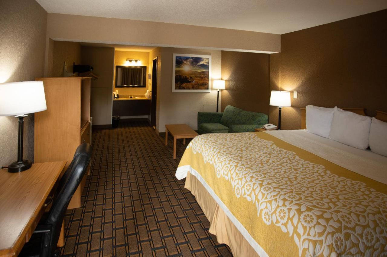 Days Inn By Wyndham Fairmont Buitenkant foto