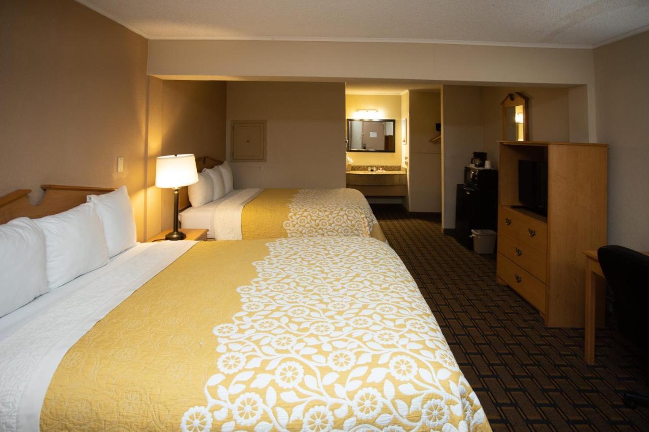 Days Inn By Wyndham Fairmont Buitenkant foto