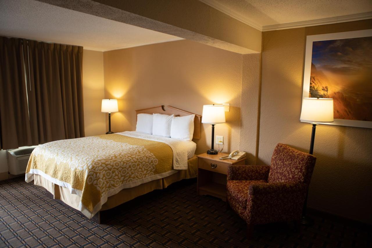 Days Inn By Wyndham Fairmont Buitenkant foto