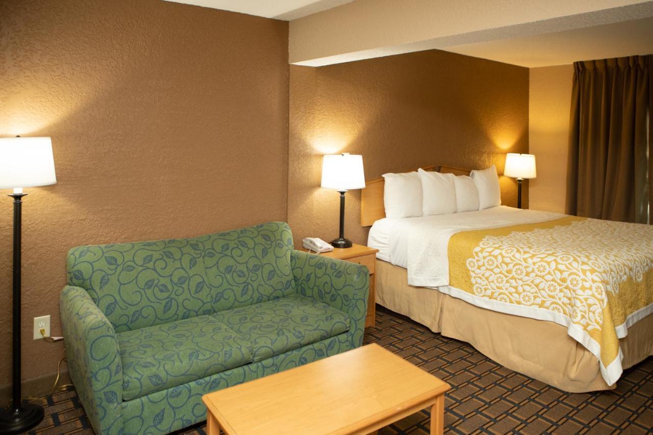 Days Inn By Wyndham Fairmont Buitenkant foto