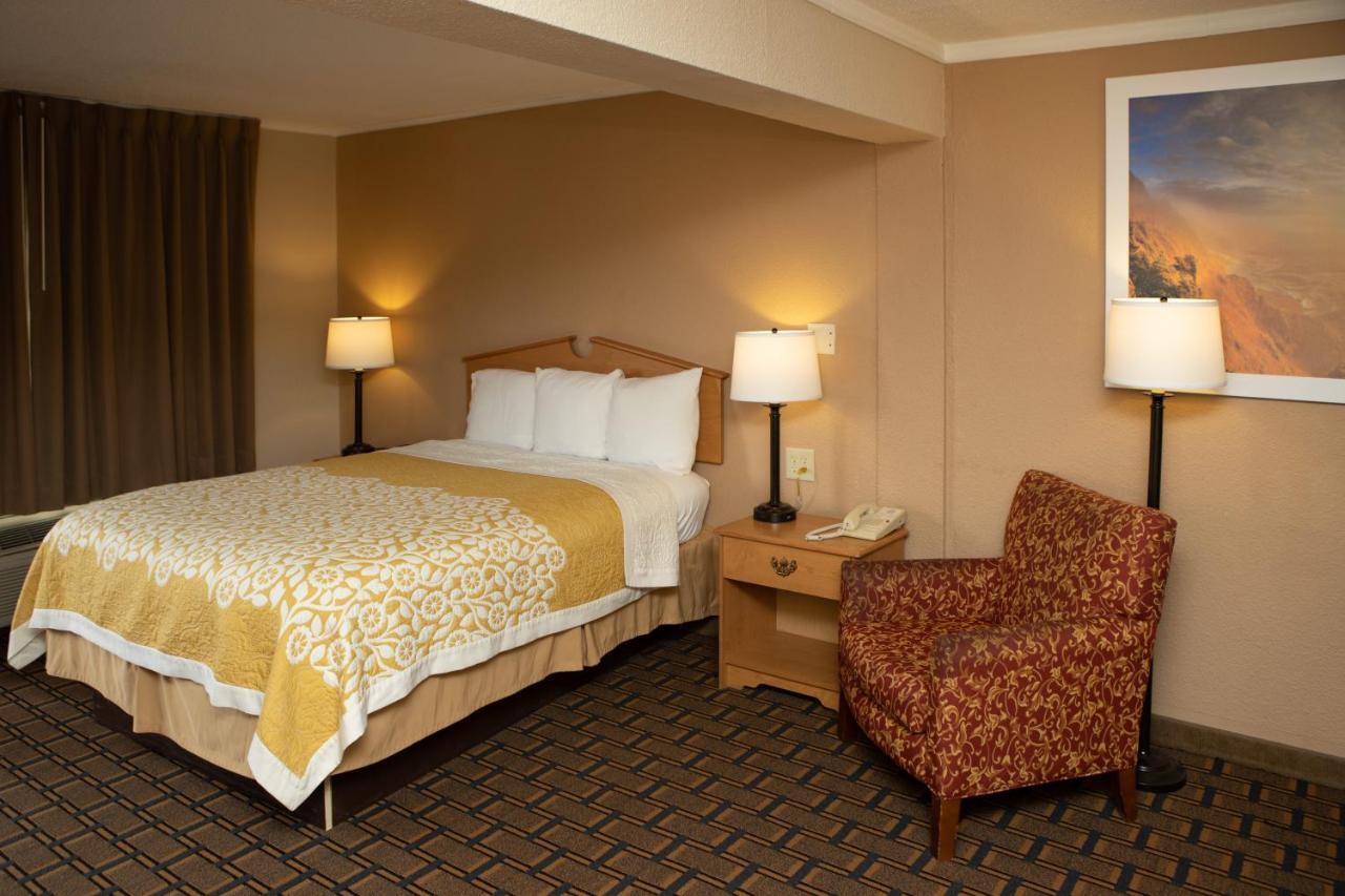 Days Inn By Wyndham Fairmont Buitenkant foto