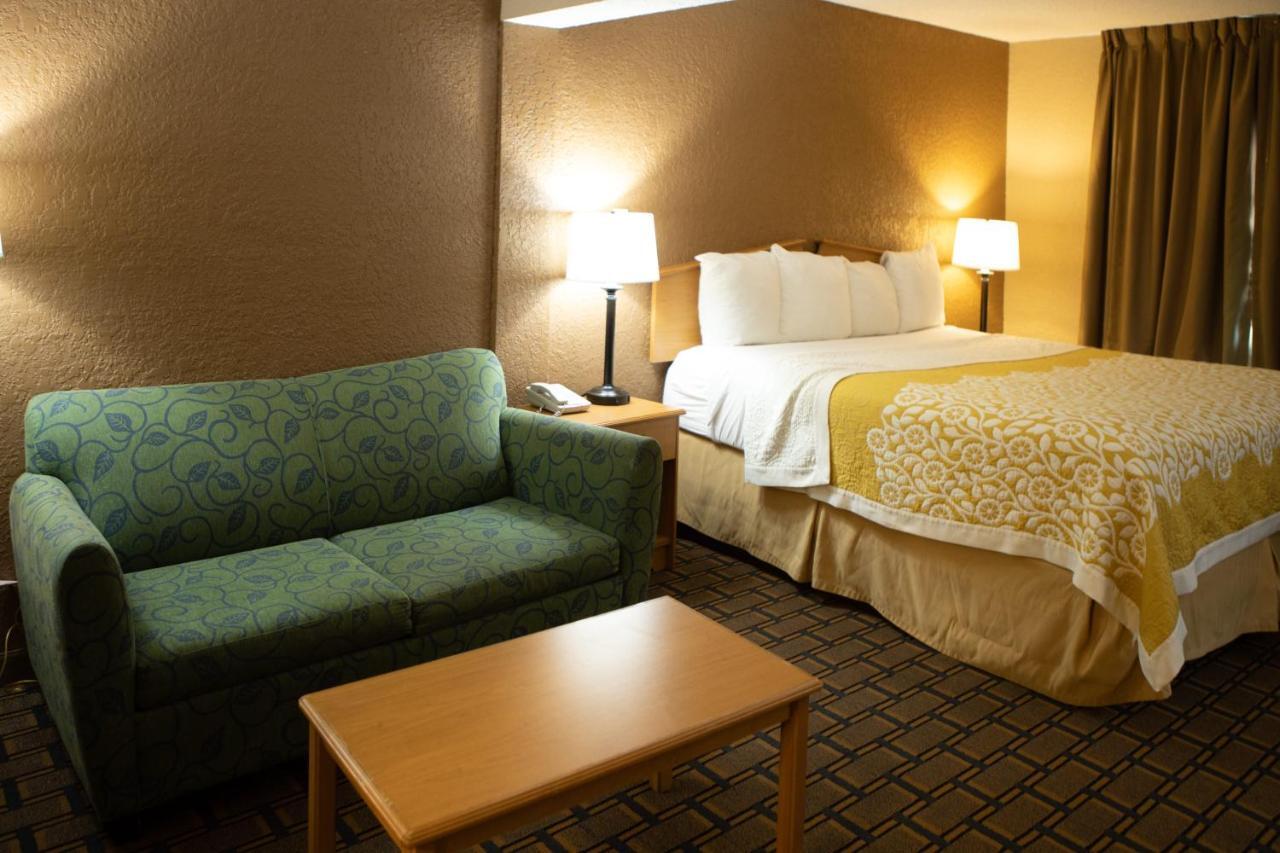 Days Inn By Wyndham Fairmont Buitenkant foto